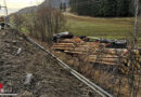 Stmk: Holztransporter überschlägt sich bei Mautern 5 m über Böschung der A9